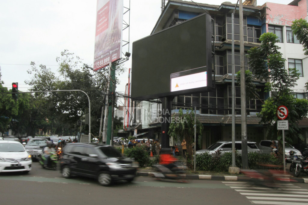 Videotron yang menayangkan tayangan porno dimatikan paksa warga