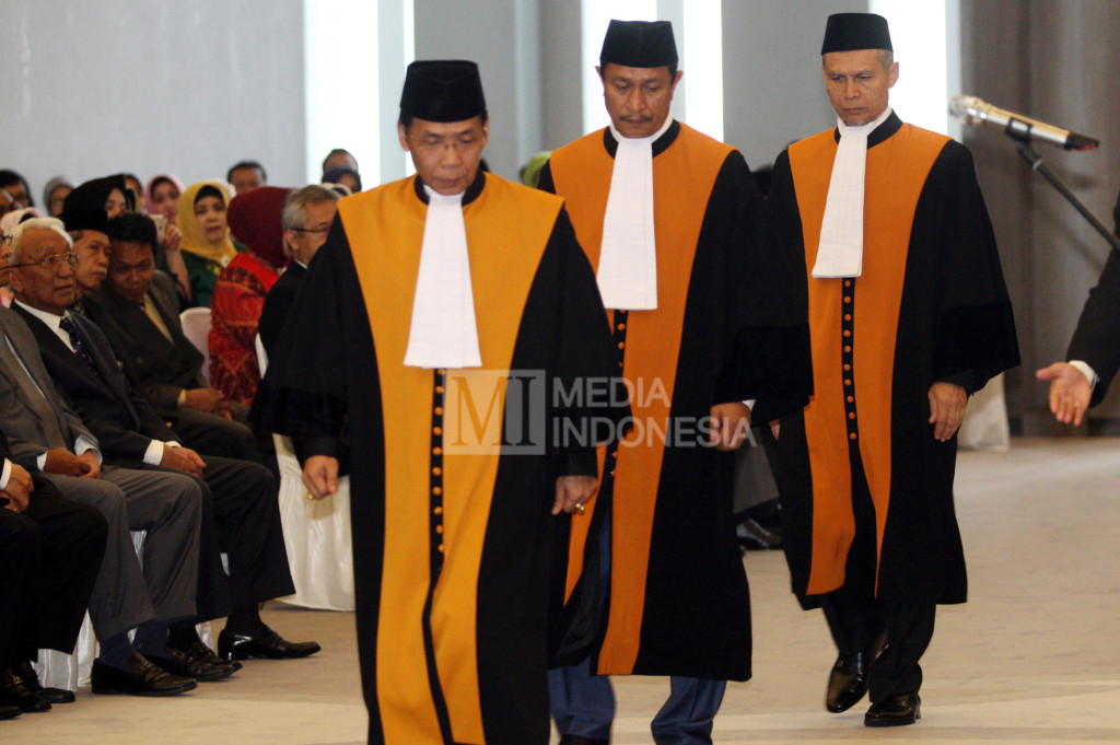 Hakim Agung Panji Widagdo (depan), Ibrahim (tengah) dan Edi Riadi berjalan saat pelantikan.