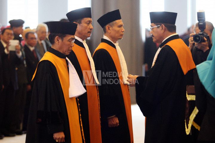 Ketua Mahkamah Agung (MA) Hatta Ali (kanan) melantik Hakim Agung (dari kiri) Panji Widagdo, Ibrahim dan Edi Riadi, di Jakarta.