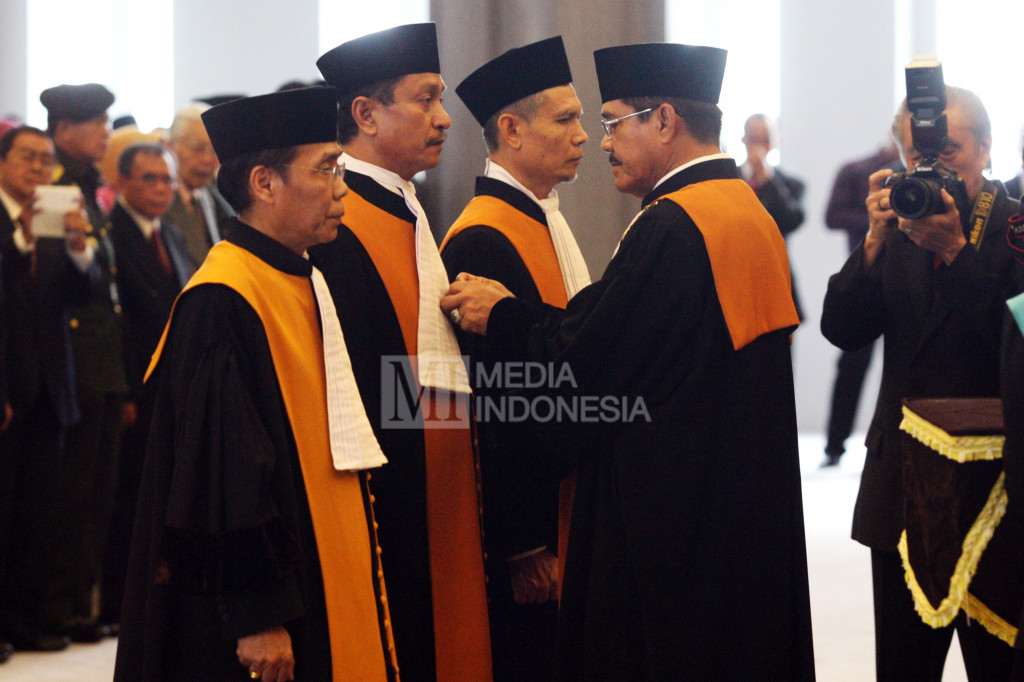 Ketua Mahkamah Agung (MA) Hatta Ali (kanan) melantik Hakim Agung (dari kiri) Panji Widagdo, Ibrahim dan Edi Riadi, di Jakarta.