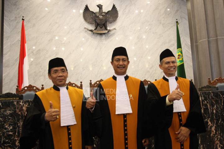 Hakim Agung Panji Widagdo (kiri), Ibrahim (tengah) dan Edi Riadi berfoto usai dilantik.