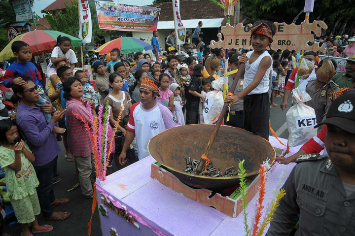 Warga menyaksikan Kirab Tradisi Tebokan Jenang di Desa Kaliputu, Kudus, Jawa Tengah.