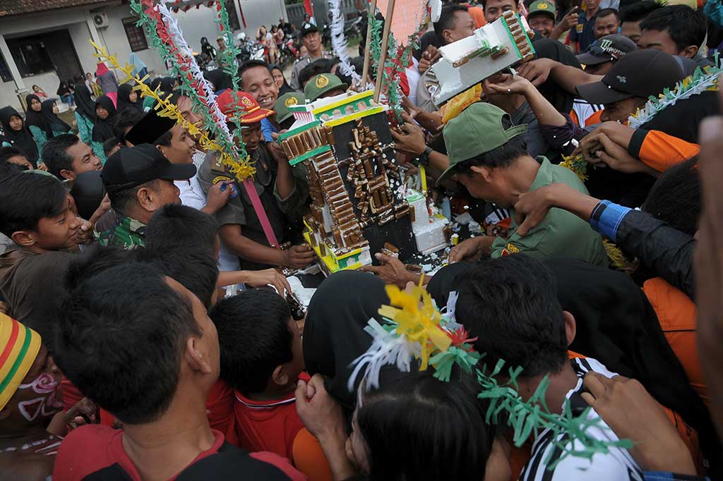 Warga berebut jenang saat Kirab Tradisi Tebokan Jenang.