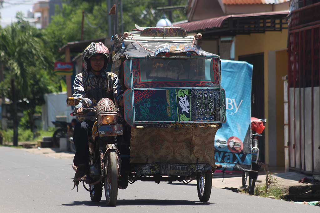Kecintaan Pengemudi Bentor terhadap Batik