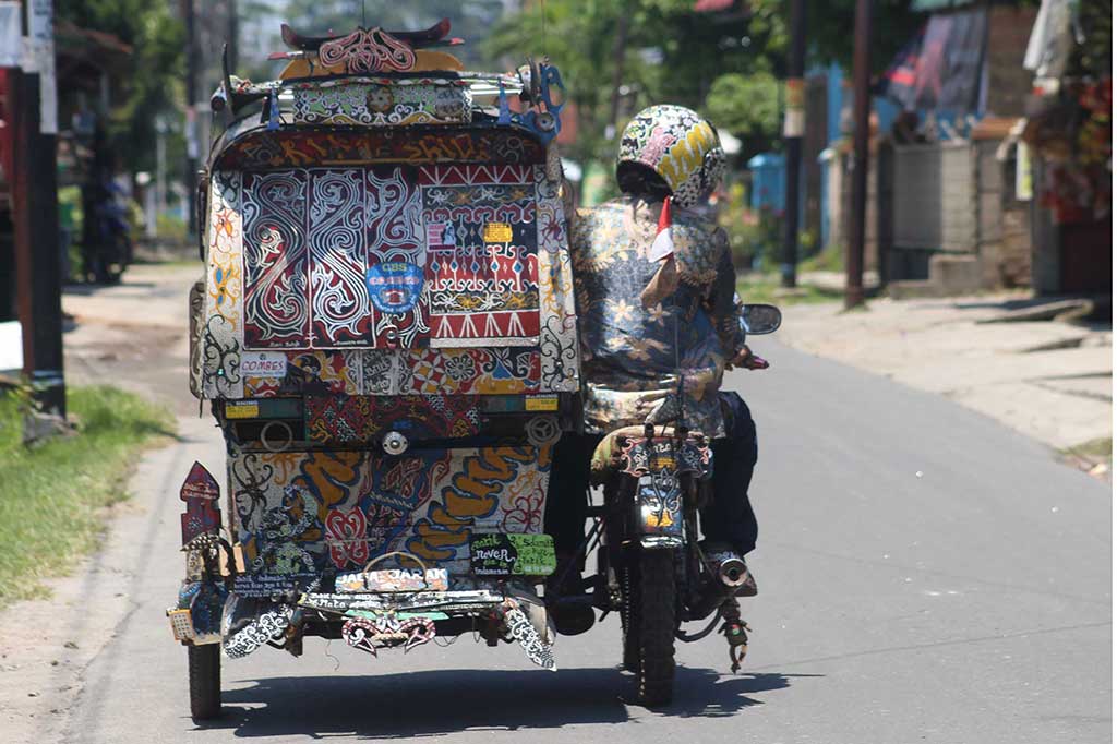Kecintaan Pengemudi Bentor terhadap Batik