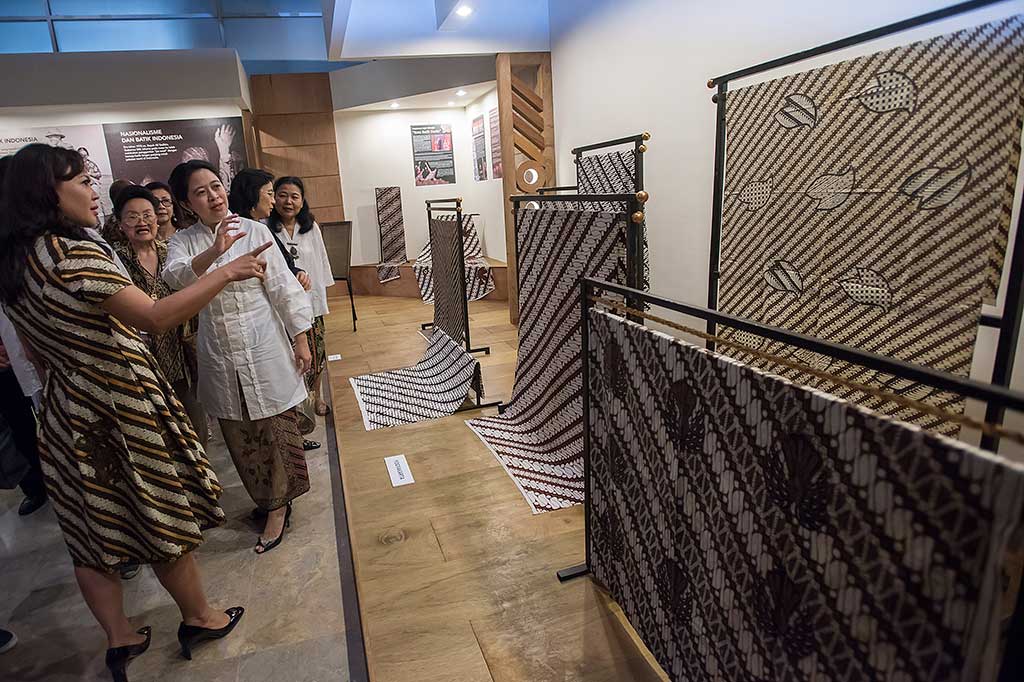 Menko Pembangunan Manusia dan Kebudayaan Puan Maharani membuka Pameran Batik Indonesia Pusaka Dunia dalam rangka Hari Batik Nasional di Museum Nasional, Jakarta, Minggu (2/10/2016). Puan didampingi isteri Wagub DKI Jakarta Ny. Happy Farida Hidayat (kiri) mengunjungi pameran tersebut. ANTARA/Widodo S Jusuf