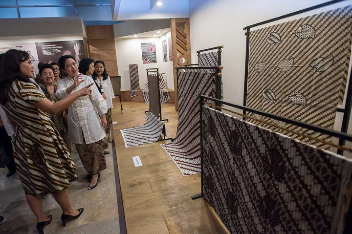 Menko Pembangunan Manusia dan Kebudayaan Puan Maharani membuka Pameran Batik Indonesia Pusaka Dunia dalam rangka Hari Batik Nasional di Museum Nasional, Jakarta, Minggu (2/10/2016). Puan didampingi isteri Wagub DKI Jakarta Ny. Happy Farida Hidayat (kiri) mengunjungi pameran tersebut. ANTARA/Widodo S Jusuf
