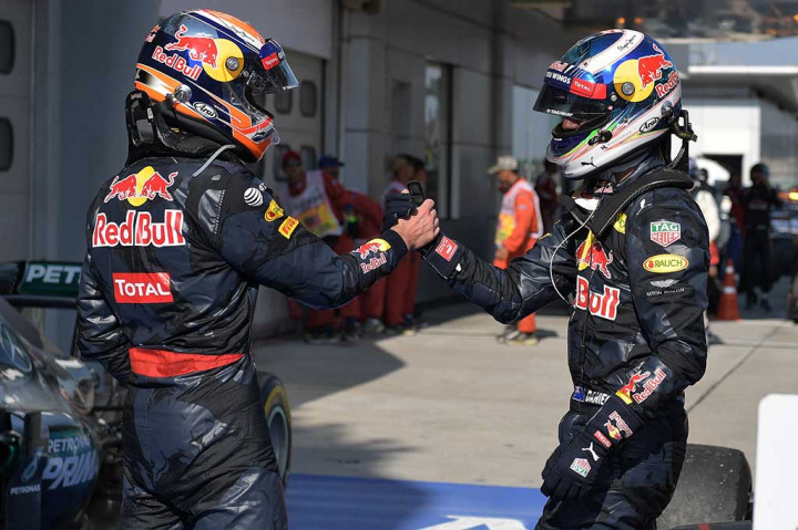 Pembalap Red Bull Daniel Ricciardo mencapai garis finis pertama disusul rekan setimnya Max Verstappen.