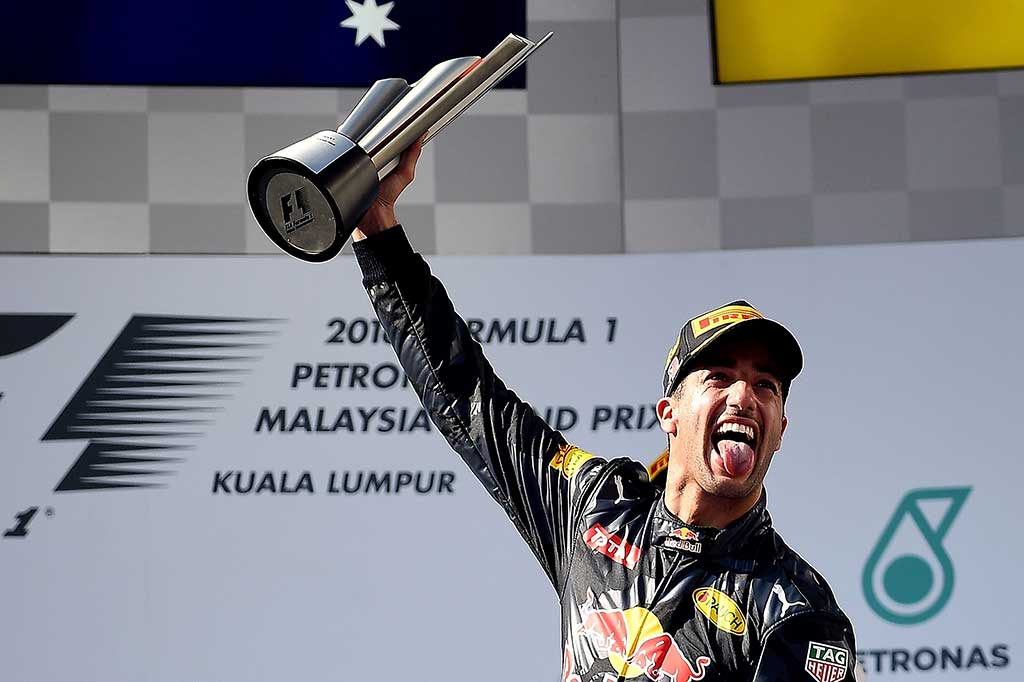 Ricciardo mencatatkan waktu tercepat dengan 1 jam 37 menit 12.776 detik,  selisih 2.4 detik atas Verstappen.