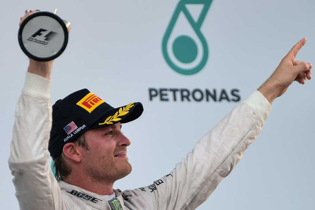 Pembalap Mercedes Nico Rosberg melengkapi podium yang berselisih waktu 25.5 detik dari Ricciardo. 