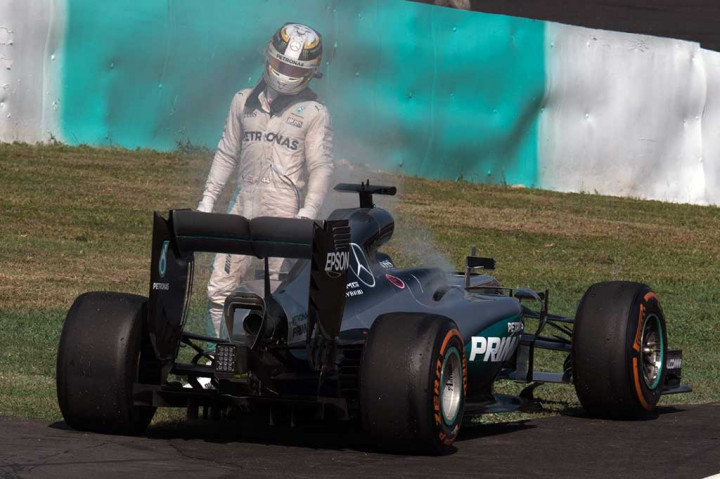 Hamilton bernasib kurang beruntung setelah sedang berada di jalur yang nyaman untuk mencetak kemenangan ke-50 sepanjang karirnya, tiba-tiba mesin mobilnya mengeluarkan api, dengan sisa 16 putaran dari total 56 putaran.