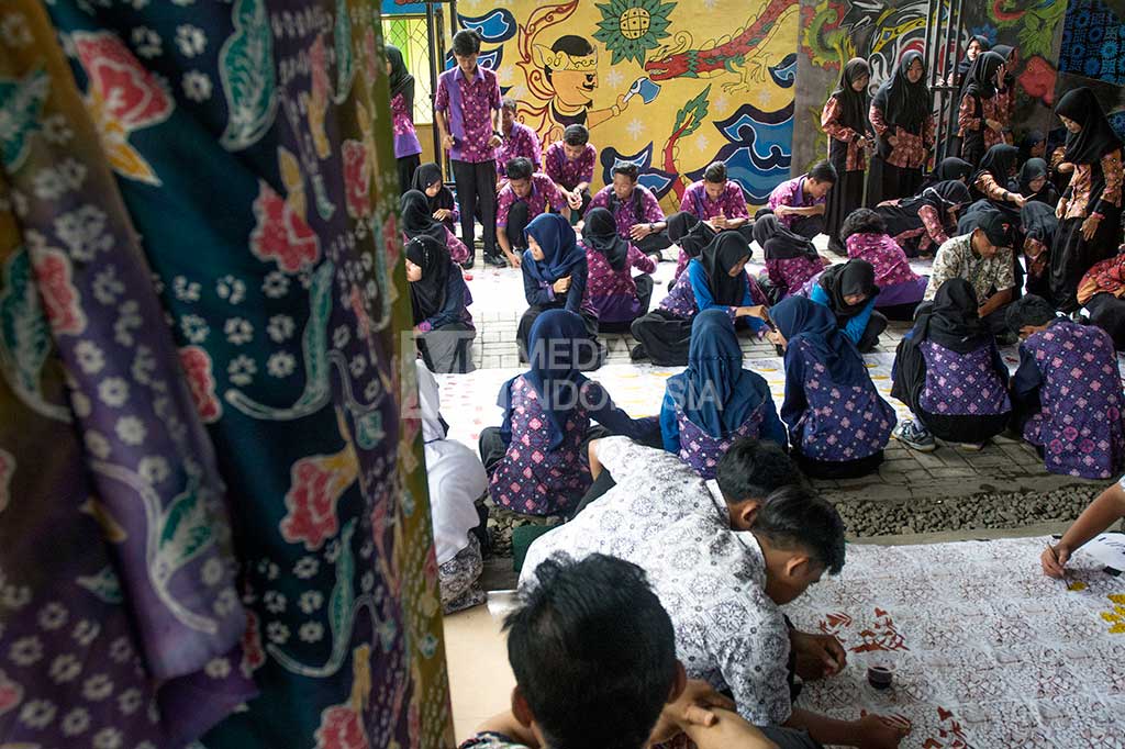 Seribuan Pelajar Membatik Kain Sepanjang 180 M