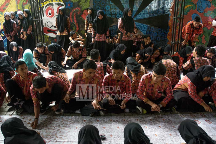Seribuan Pelajar Membatik Kain Sepanjang 180 M