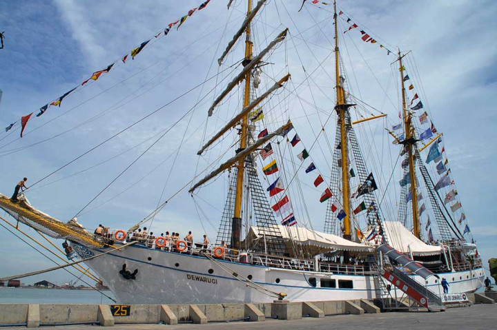 KRI Dewaruci Berlabuh di Tanjung Emas