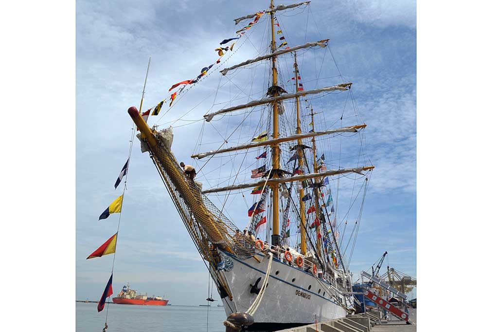 KRI Dewaruci Berlabuh di Tanjung Emas