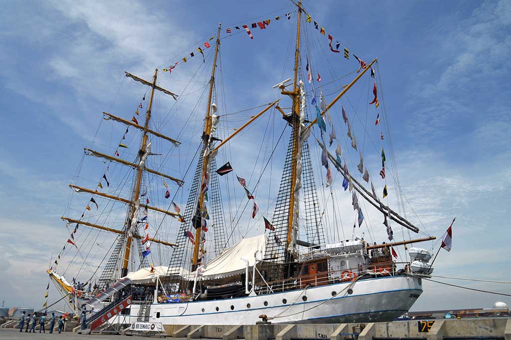 KRI Dewaruci Berlabuh di Tanjung Emas