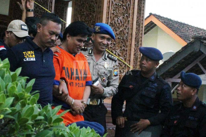 Dimas Kanjeng Taat Pribadi dengan kawalan polisi keluar dari rumahnya setelah mengikuti jalannya kasus rekonstruksi pembunuhan dan penggeledehan rumahnya. MI/Abdus Syukur