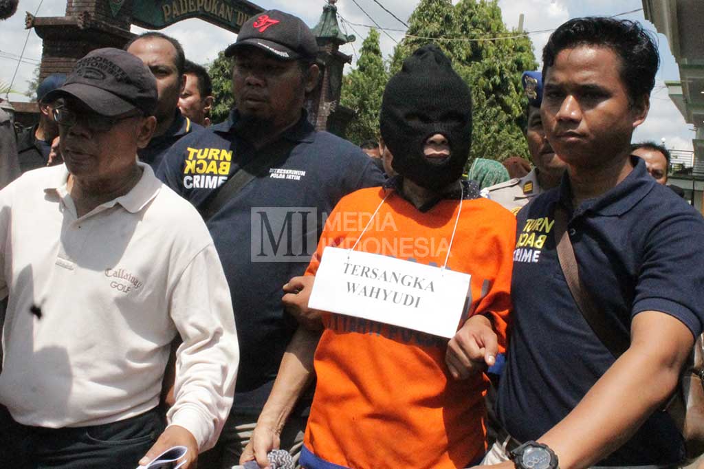 Tersangka Wahyudi dikawal petugas usai menjalani rekonstruksi. MI/Abdus Syukur