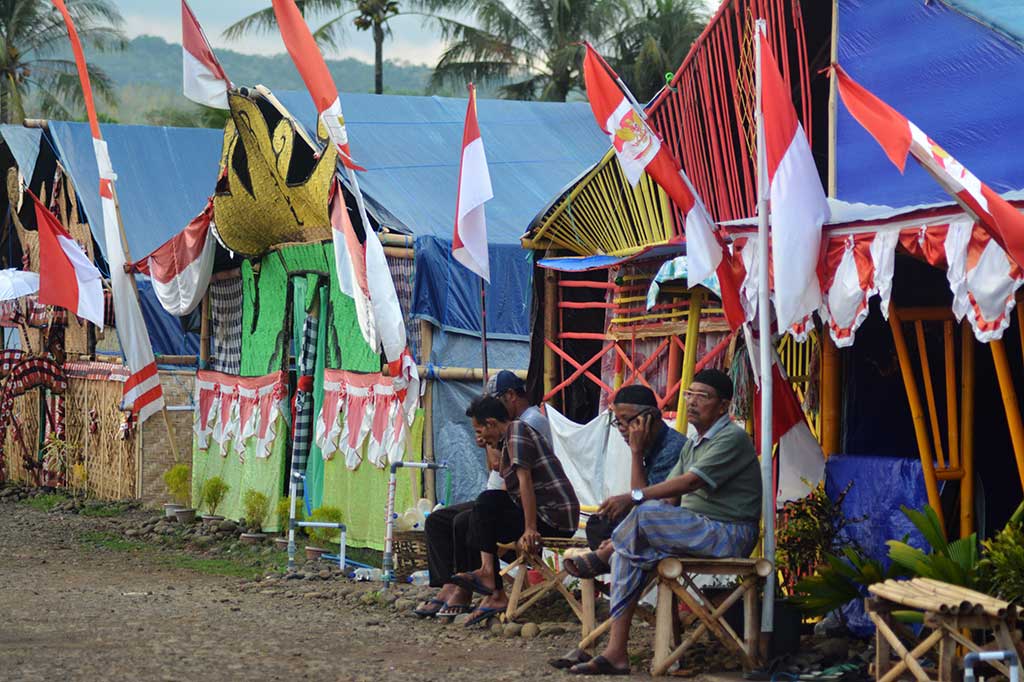 Sejumlah pengikut Dimas Kanjeng masih bertahan di tenda Padepokan Dimas Kanjeng. ANTARA/Umraul Faruq