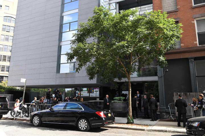 Personel keamanan berjaga-jaga di luar apartemen yang didiami Kim Kardashian dan Kanye West di New York City, Senin (3/10/2016).