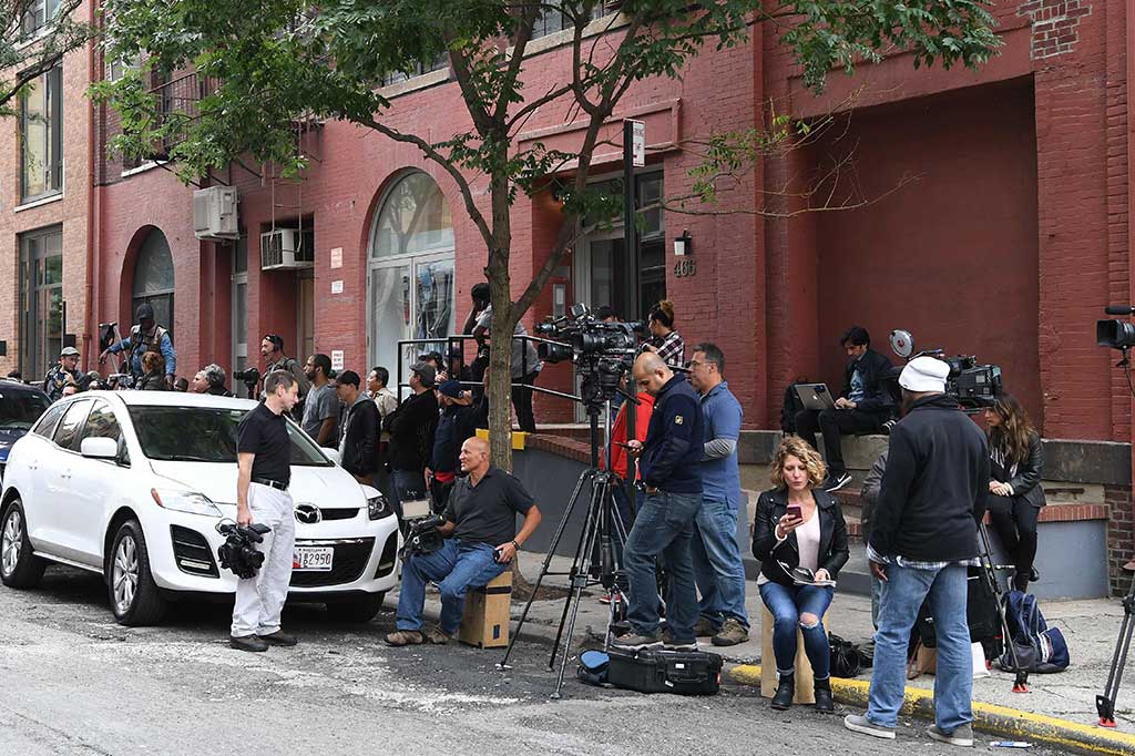 Awak media berkumpul di seberang jalan kediaman Kardashian, untuk mencari berita terkait perampokan pesohor televisi AS itu.