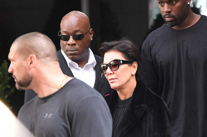Ibunda Kardashian, Kris Jenner keluar dari kediaman putrinya di New York City.