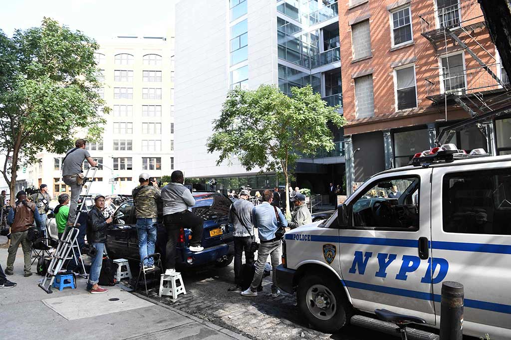 Mobil personel keamanan NYPD dan media berada di sekitar kediaman Kardashian.