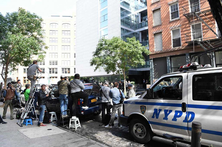 Mobil personel keamanan NYPD dan media berada di sekitar kediaman Kardashian.