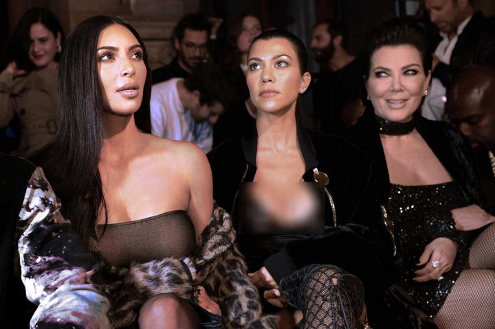 Kardashian bersama ibundanya, Kris Jenner dan saudarinya Kourtney Karadshian berada di Paris untuk acara Pekan Mode Paris.