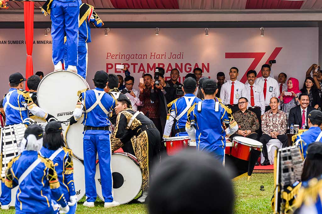 Luhut B Panjaitan (kanan) didampingi Sudirman Said (ketiga kanan) dan Arcandra Tahar menyaksikan drumband Gita BahanaVyatra dari Stem Akamigas saat peringatan Hari Jadi ke-71 Pertambangan dan Energi.