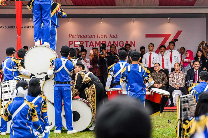 Luhut B Panjaitan (kanan) didampingi Sudirman Said (ketiga kanan) dan Arcandra Tahar menyaksikan drumband Gita BahanaVyatra dari Stem Akamigas saat peringatan Hari Jadi ke-71 Pertambangan dan Energi.