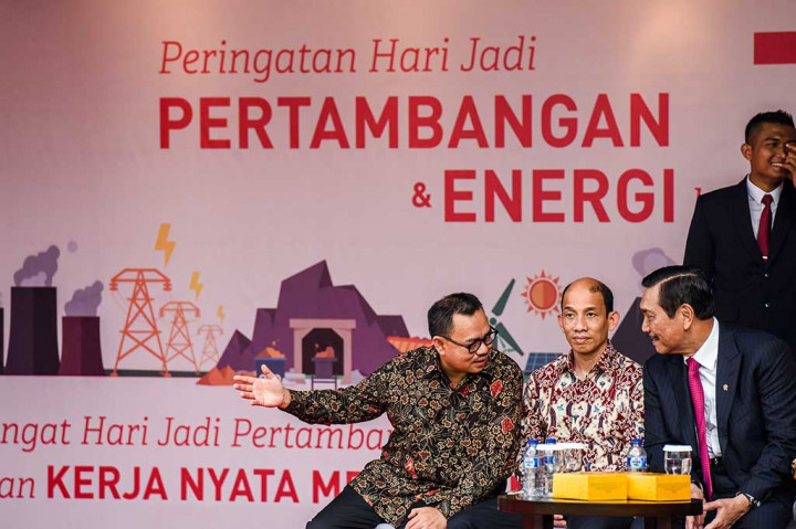 Luhut berbincang bersama Sudirman dan Archandra.