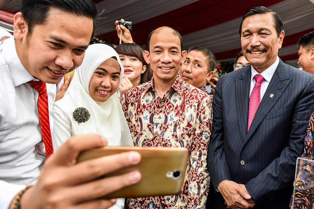 Luhut didampingi Arcandra berfoto dengan pegewai kementerian.