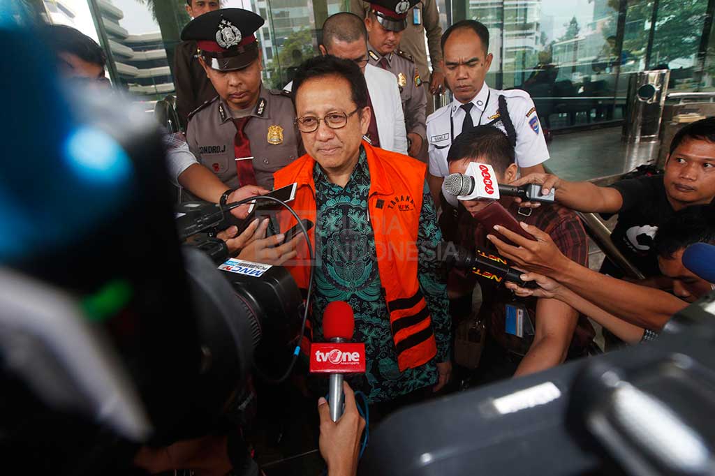 Irman Gusman menjawab pertanyaan wartawan seusai menjalani pemeriksaan di Gedung KPK, Jakarta, Selasa (4/10/2016).
