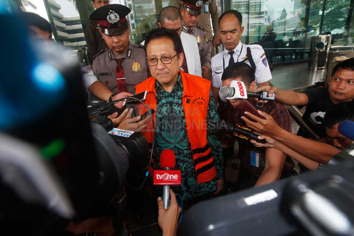 Irman Gusman menjawab pertanyaan wartawan seusai menjalani pemeriksaan di Gedung KPK, Jakarta, Selasa (4/10/2016).