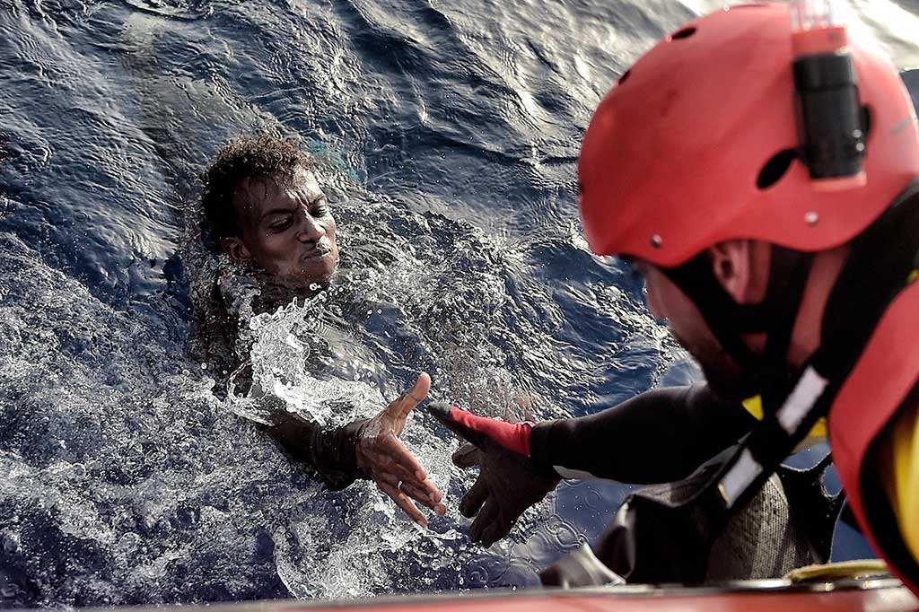 Penjaga pantai Italia mengatakan sembilan jenazah ditemukan dalam operasi penyelamatan 6.055 imigran di Laut Mediterania.