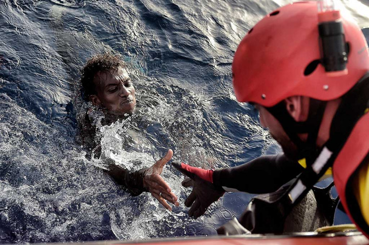 Penjaga pantai Italia mengatakan sembilan jenazah ditemukan dalam operasi penyelamatan 6.055 imigran di Laut Mediterania.
