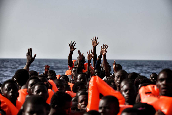 Ribuan imigran tersebut berdesak-desakan di kapal yang berjumlah hanya 39 buah, termasuk lima kapal nelayan yang telah dimodifikasi.