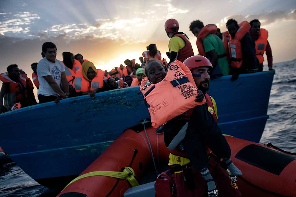 Ada sekitar 200 anak di bawah umur di salah satu perahu yang memuat 720 orang di dalamnya.
