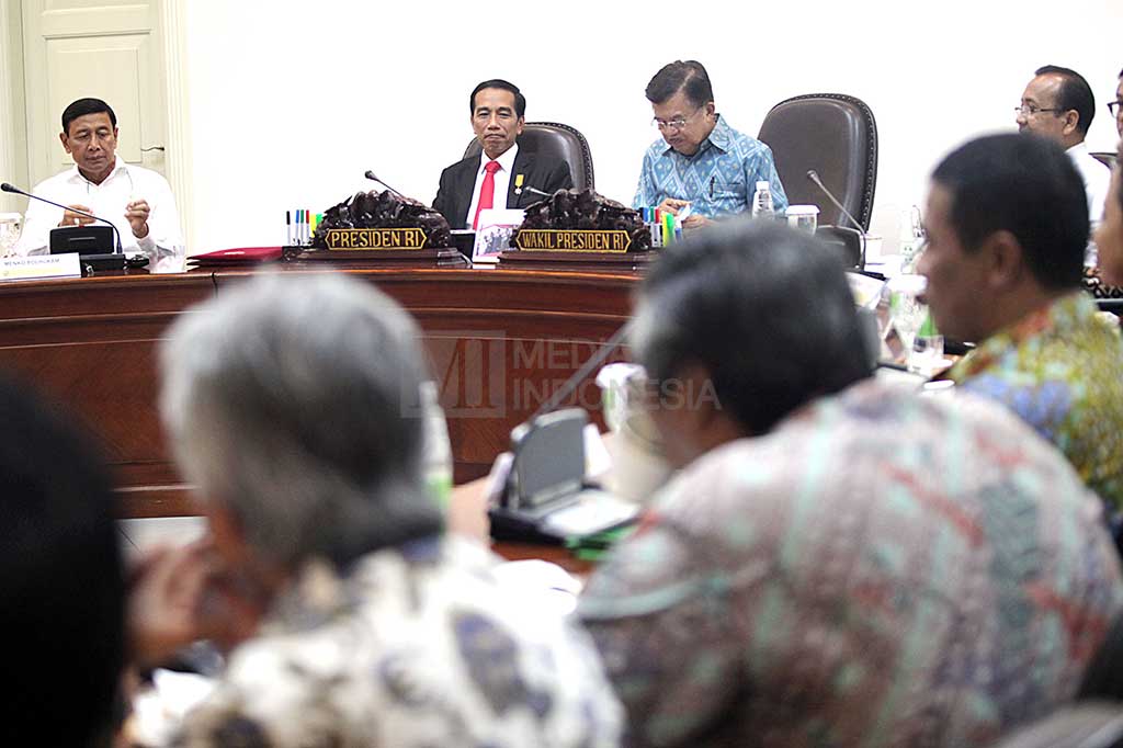 Presiden Joko Widodo didampingi Wakil Presiden Jusuf Kalla memimpin rapat terbatas membahas penetapan harga gas industri di Kantor Presiden, Jakarta, Selasa (4/10/2016).