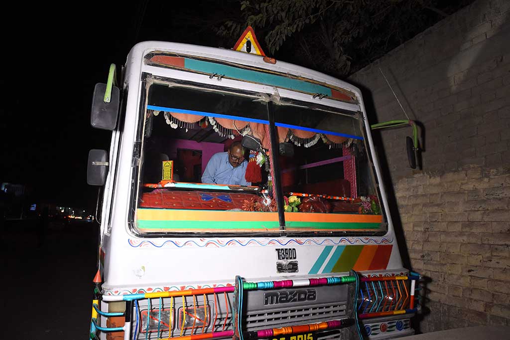 Seorang pejabat keamanan Pakistan memeriksa sebuah bus penumpang menyusul serangan oleh kelompok bersenjata di Quetta, Selasa.