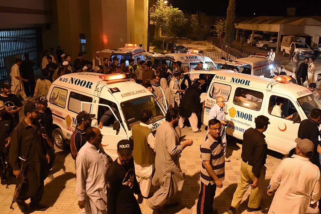 Jenazah korban serangan kelompok bersenjata dibawa ke rumah sakit di Quetta.