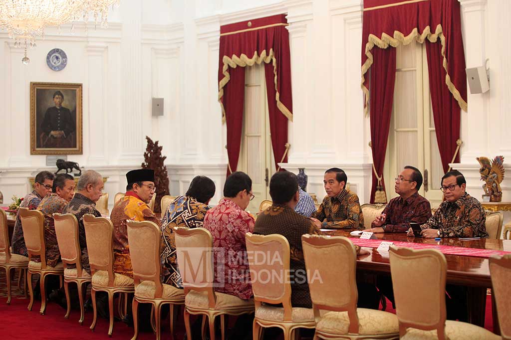 Presiden Joko Widodo didampingi Menko Perekonomian Darmin Nasution, Mensesneg Pratikno, dan Seskab Pramono Anung menerima Ketua BPK Harry Azhar Azis (keempat dari kiri) bersama para anggota di Istana Merdeka, Jakarta, Rabu (5/10/2016).