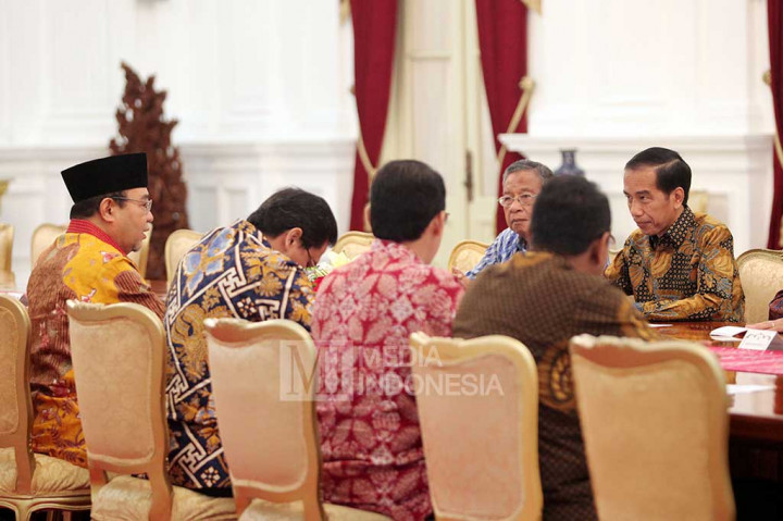 Presiden berbincang dengan Ketua BPK Harry Azhar Azis dan anggota BPK.