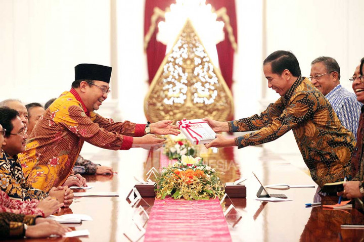 Ketua BPK Harry Azhar Azis menyerahkan Ikhtisar Hasil Pemeriksaan Semester (IHPS) I tahun 2016 kepada Presiden.