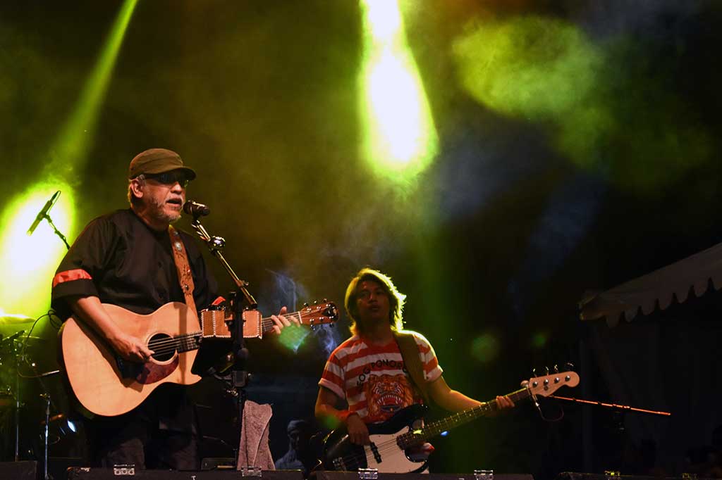 Iwan Fals tampil menghibur warga Ponorogo dalam Konser Budaya di Alun-Alun Ponorogo.