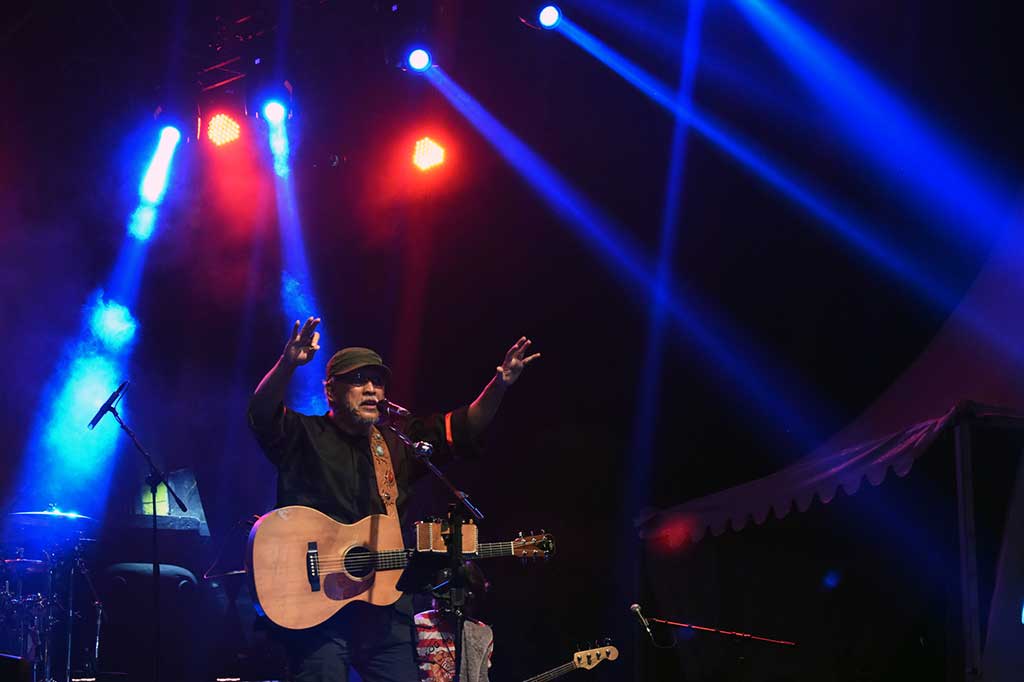 Dalam konser tersebut Iwan Fals menyuguhkan belasan lagu untuk memuaskan dahaga para penggemarnya.