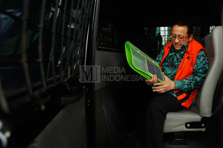 Irman Gusman keluar dari mobil tahanan saat tiba di Gedung KPK, Jakarta, Rabu.
