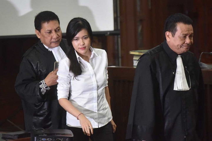 Terdakwa kasus dugaan pembunuhan Wayan Mirna Salihin, Jessica Kumala Wongso memasuki ruangan untuk mengikuti sidang lanjutan dengan agenda pembacaan tuntutan di Pengadilan Negeri Jakarta Pusat, Jakarta, Rabu (5/10/2016).