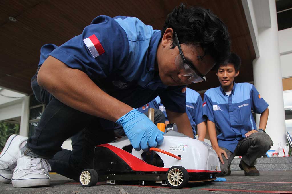Dalam kompetisi, mobil Spektronics-12 yang menggunakan konsep reaksi hidrogen peroksida ini hanya memiliki tingkat error 0,1 cm dalam dua race yang dilombakan.